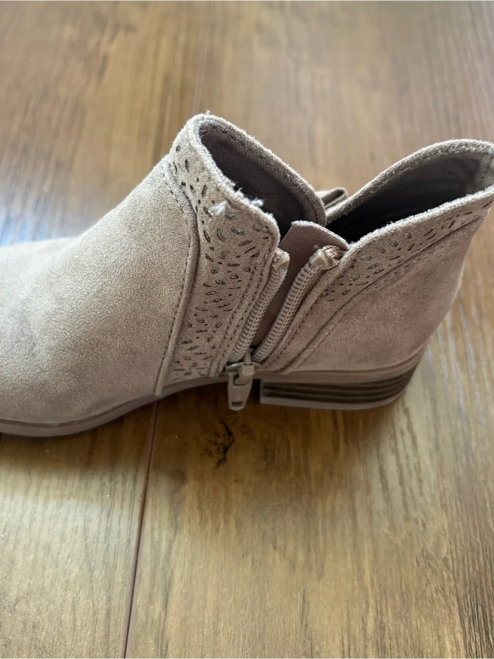 Girls Suede Bow Ankle Booties in Taupe. Size 10. INV25/579